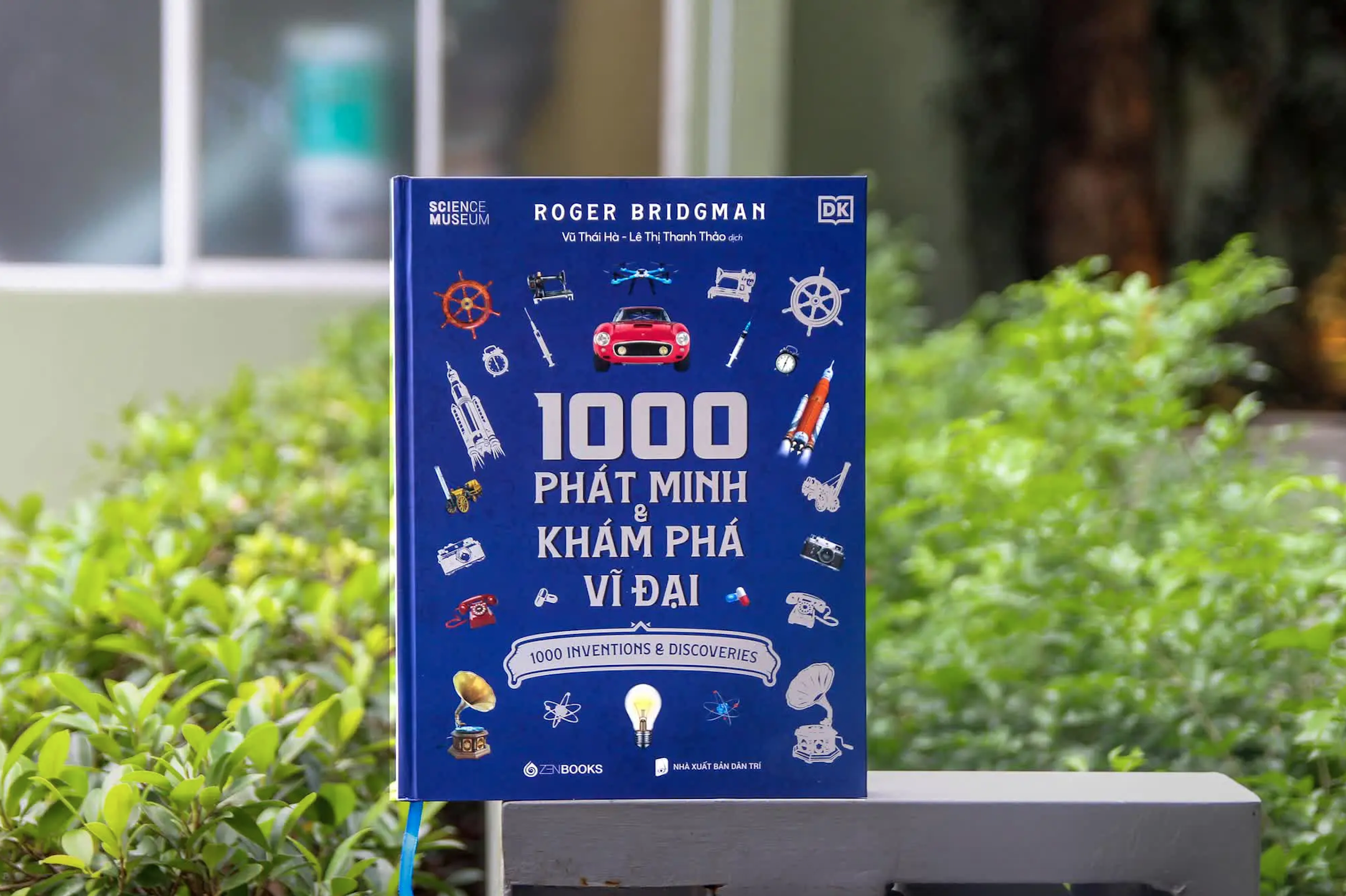 "1000 Phát Minh & Khám Phá Vĩ Đại" là một tuyệt tác tri thức đồ sộ, tập hợp những phát minh và khám phá nổi bật của loài người từ thời kỳ tiền sử cho đến hiện đại.