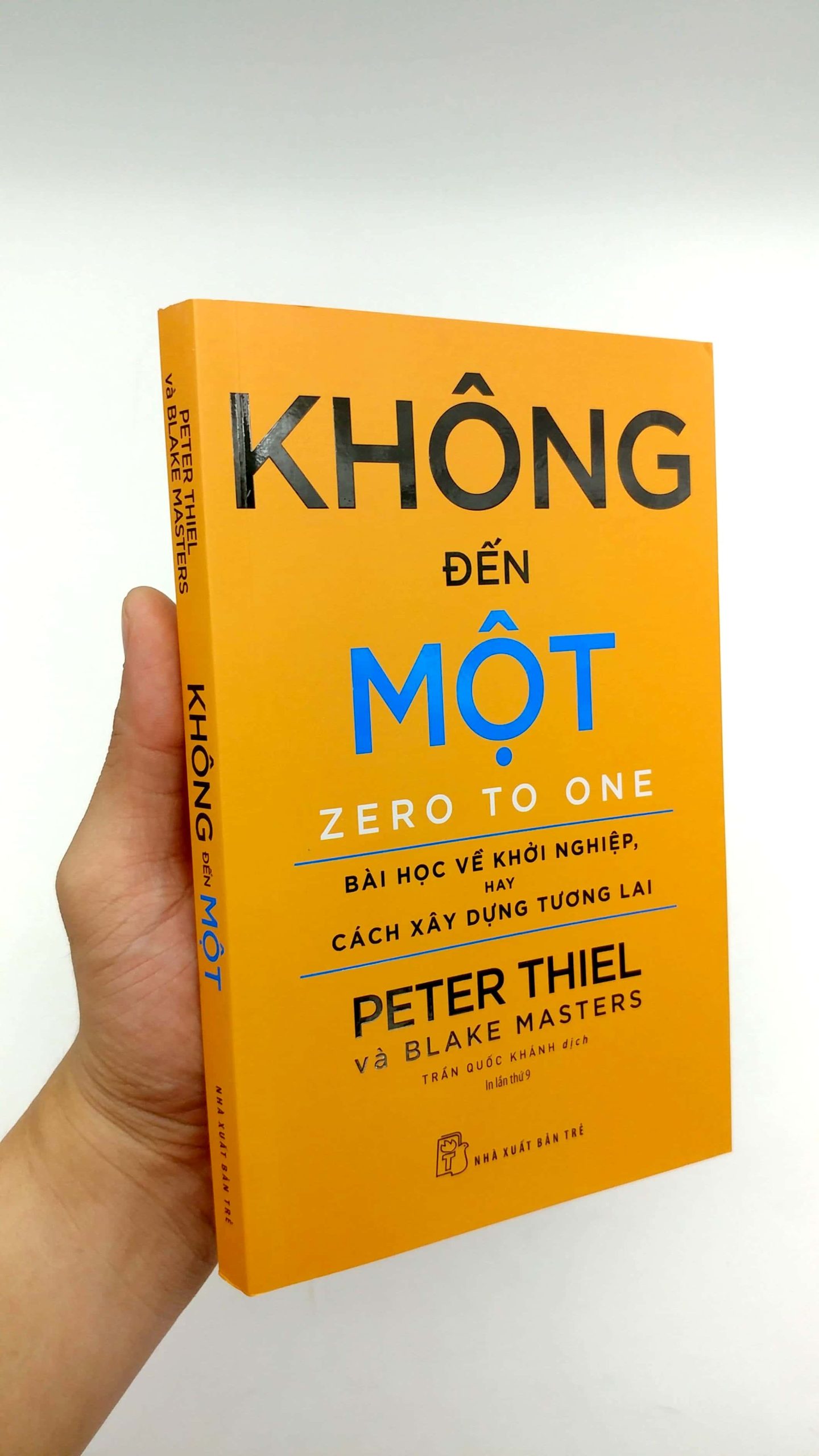 "Không Đến Một" là một cuốn sách đột phá về khởi nghiệp và đổi mới, do Peter Thiel - nhà đầu tư huyền thoại và đồng sáng lập PayPal viết