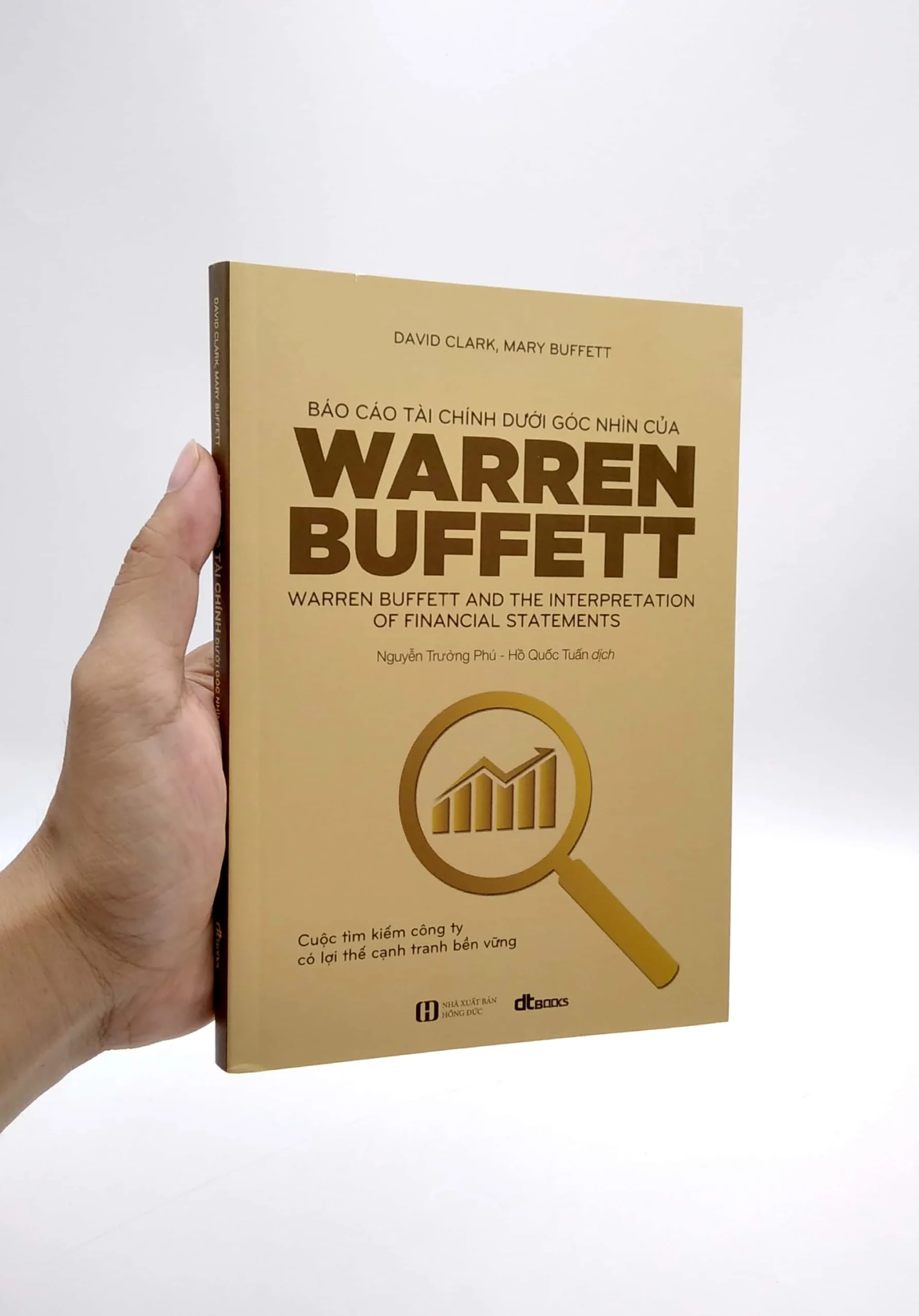 "Báo Cáo Tài Chính Dưới Góc Nhìn Của Warren Buffett" giải mã cách Buffett đọc và phân tích báo cáo tài chính, cuốn sách cung cấp cho độc giả những công cụ và kỹ năng cần thiết để đánh giá sức khỏe tài chính của các công ty.