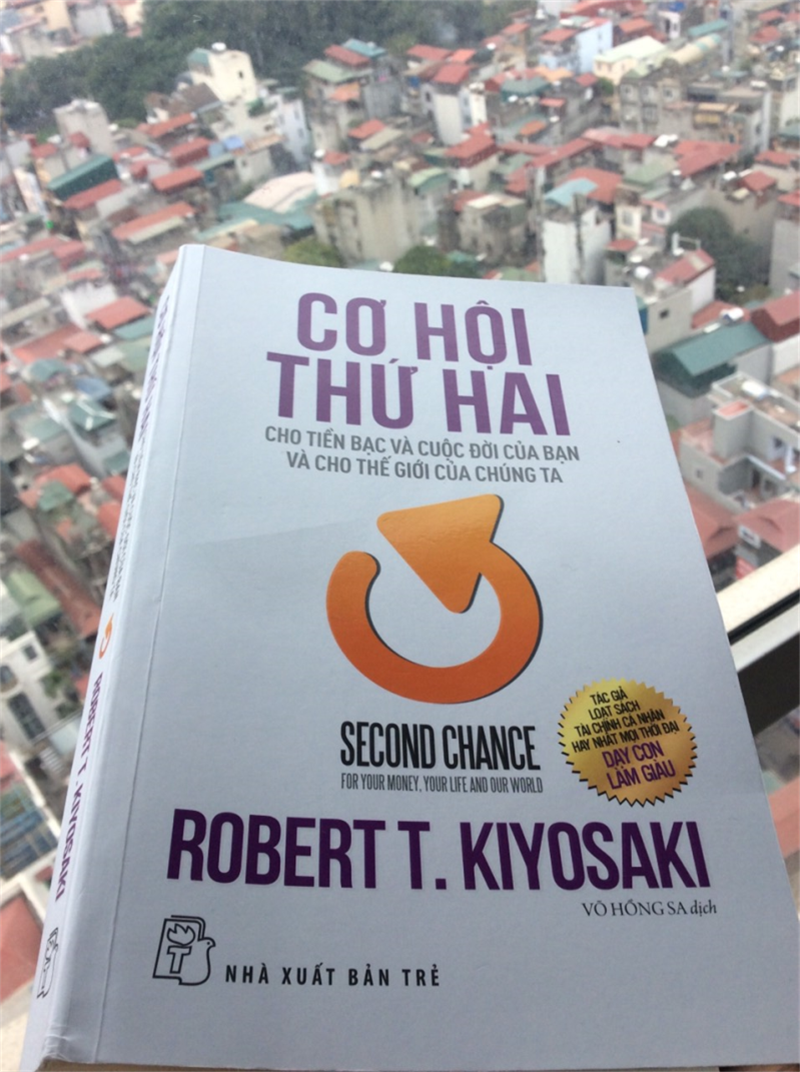 "Cơ Hội Thứ Hai" không chỉ tập trung vào cá nhân mà còn đề cập đến tác động rộng lớn hơn đối với xã hội và môi trường, khuyến khích độc giả xem xét vai trò của họ trong bức tranh lớn hơn của nền kinh tế toàn cầu.