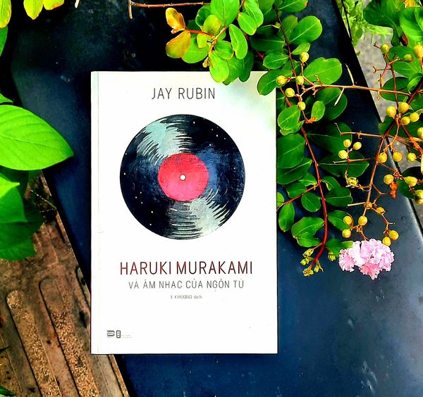 "Haruki Murakami Và Âm Nhạc Của Ngôn Từ" cung cấp cái nhìn toàn diện và sâu sắc về Murakami và tác phẩm của ông