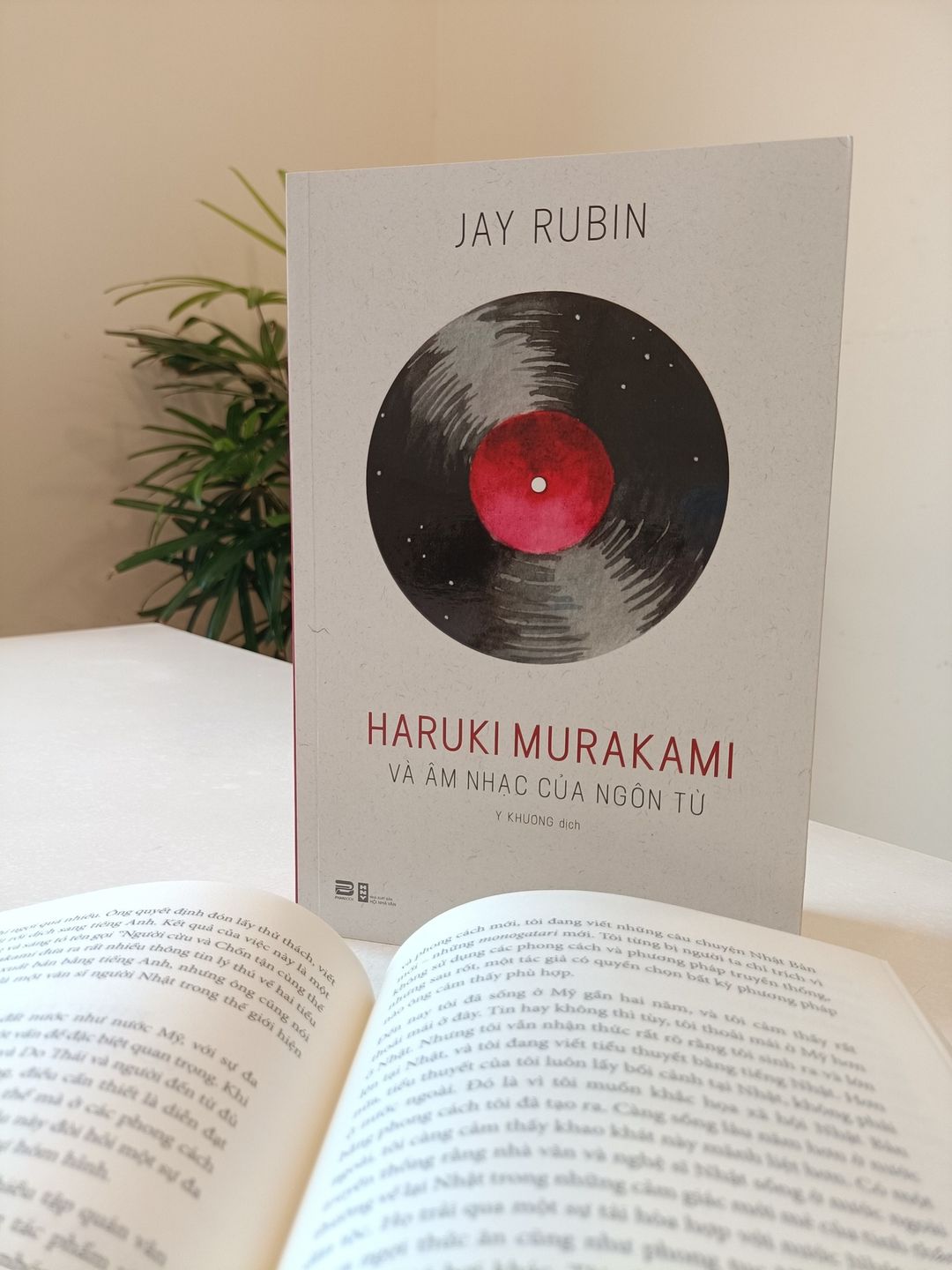 "Haruki Murakami và âm nhạc của ngôn từ" là công trình giúp độc giả trả lời câu hỏi: Vì sao nhà văn Nhật Bản này trở thành một hiện tượng văn chương toàn cầu? Âm nhạc có ý nghĩa gì trong quá trình sáng tác của Murakami?