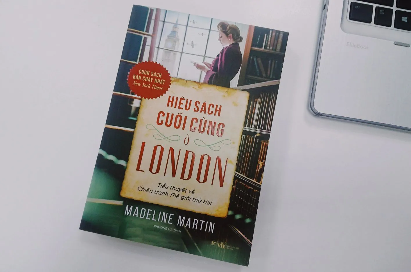 "Hiệu Sách Cuối Cùng Ở London" kể về câu chuyện của Grace Bennett, một cô gái trẻ đến London với hy vọng bắt đầu cuộc sống mới và tìm thấy mình làm việc tại một hiệu sách cổ.