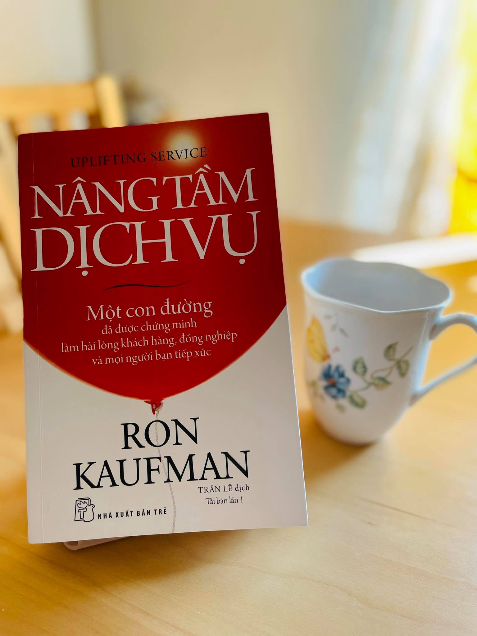 "Nâng Tầm Dịch Vụ" chia sẻ những chiến lược và công cụ thiết thực để biến dịch vụ thành một lợi thế cạnh tranh mạnh mẽ, giúp doanh nghiệp tạo ra giá trị vượt trội cho khách hàng, nhân viên và các bên liên quan.