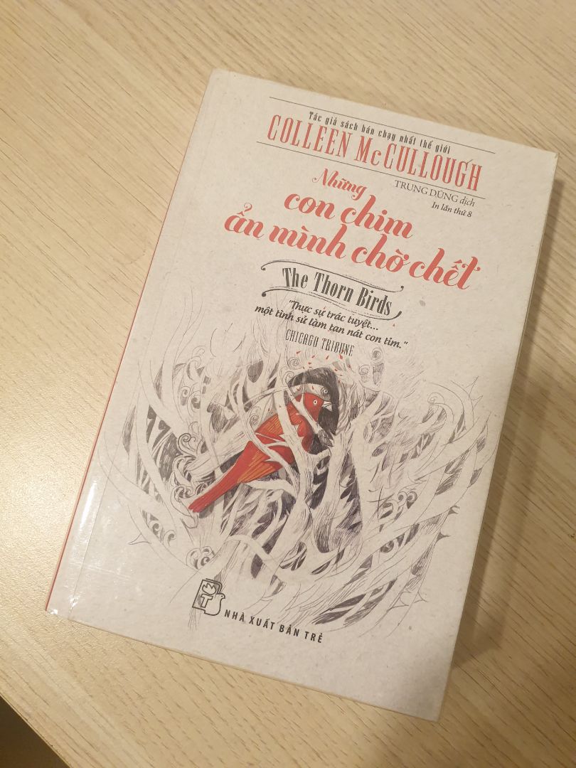 "Những Con Chim Ẩn Mình Chờ Chết" đưa ra một cái nhìn cân nhắc về quyền lực và tham vọng.