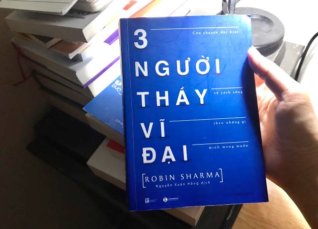 "3 Người Thầy Vĩ Đại" kể về hành trình của Julian Mantle, một luật sư thành đạt nhưng mất cân bằng trong cuộc sống, khi anh gặp gỡ ba người thầy đặc biệt.