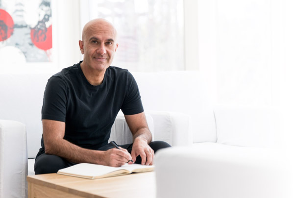 Robin Sharma - tác giả của cuốn "3 Người Thầy Vĩ Đại" và nhiều cuốn sách self help đầy cảm hứng khác 