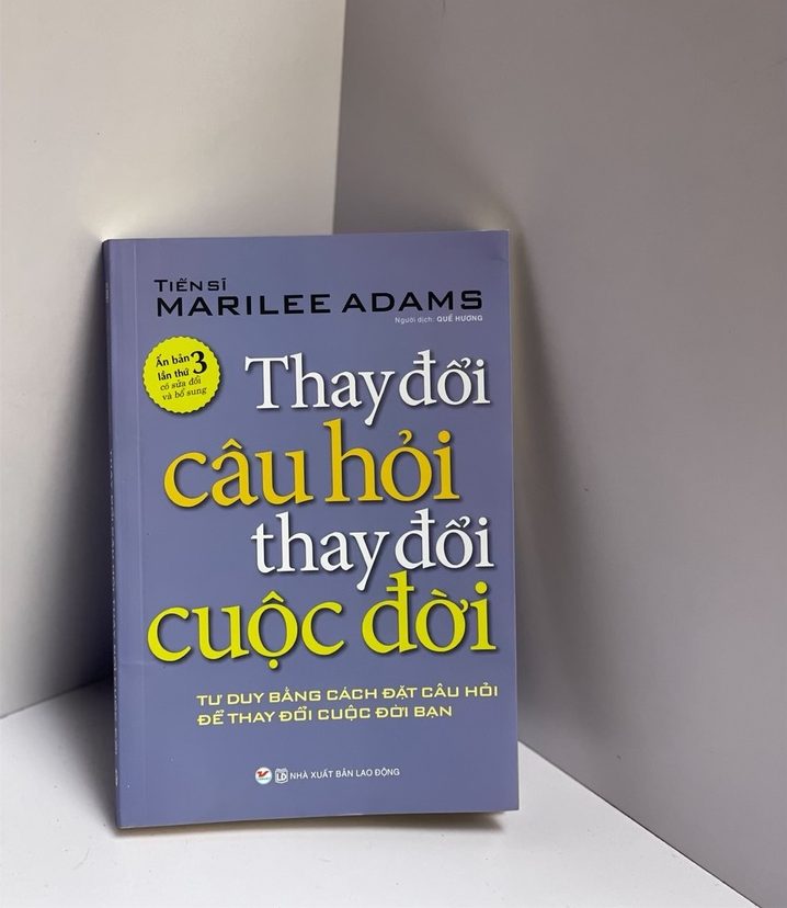 "Thay Đổi Câu Hỏi Thay Đổi Cuộc Đời" giới thiệu khái niệm "Tư duy Câu hỏi" và cách áp dụng nó vào mọi khía cạnh của cuộc sống