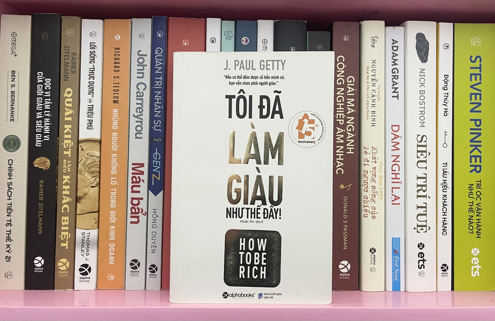 "Tôi Đã Làm Giàu Như Thế Đấy" không chỉ kể lại câu chuyện thành công của tỉ phú J. Paul Getty mà còn chia sẻ những bí quyết, nguyên tắc và triết lý kinh doanh đã giúp ông xây dựng đế chế dầu mỏ của mình.