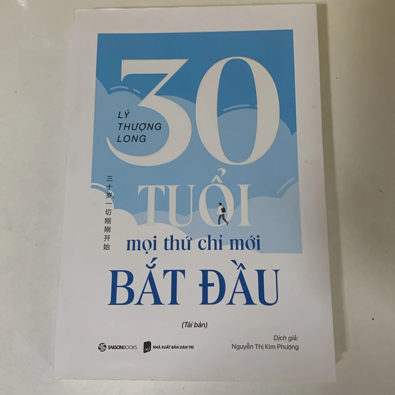 Thông qua những câu chuyện và trải nghiệm cá nhân, "30 Tuổi Mọi Thứ Chỉ Mới Bắt Đầu" đã khéo léo đan cài các bài học về cuộc sống, sự nghiệp và hạnh phúc