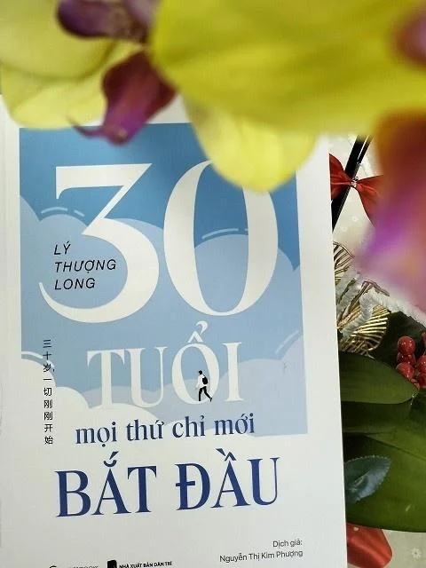 "30 Tuổi Mọi Thứ Chỉ Mới Bắt Đầu" cho rằng 30 tuổi là thời điểm tuyệt vời để xây dựng thói quen học tập liên tục, không ngừng trau dồi kiến thức và kỹ năng mới.