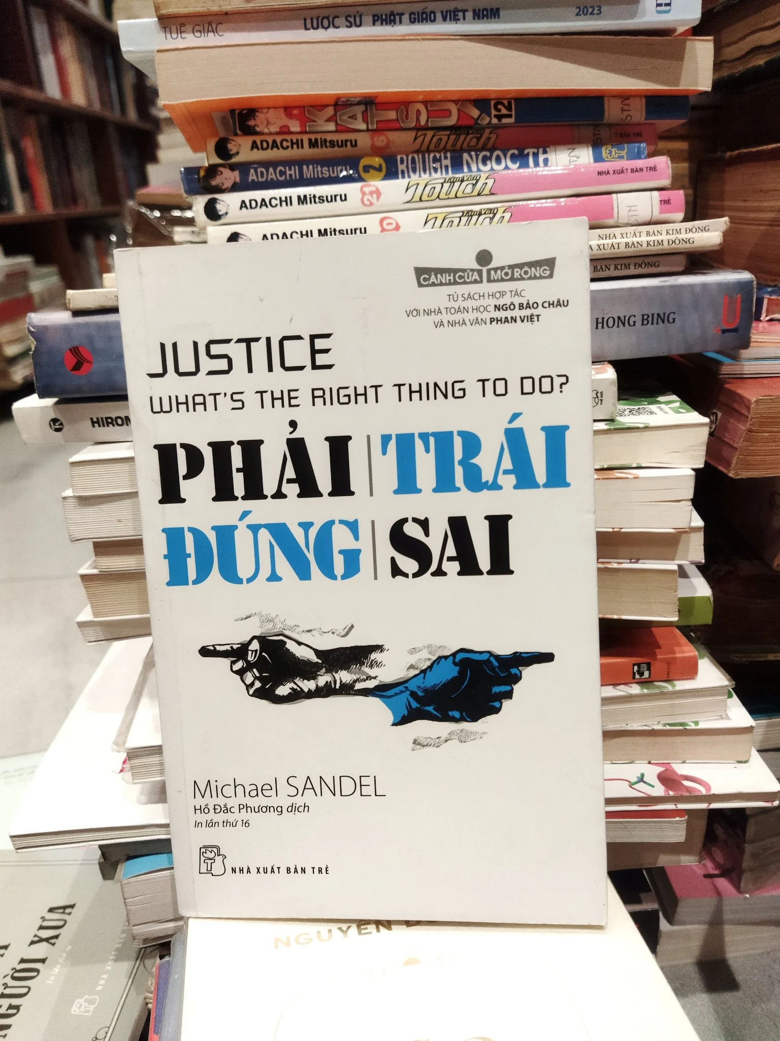 "Cánh Cửa Mở Rộng Phải Trái Đúng Sai" thử thách người đọc bằng những ví dụ điển hình về cách tiếp cận công lý, về việc đưa ra các quyết định như thế nào là đúng, từ đó phơi bày ra các khiếm khuyết của những cách tiếp cận công lý đơn lẻ.