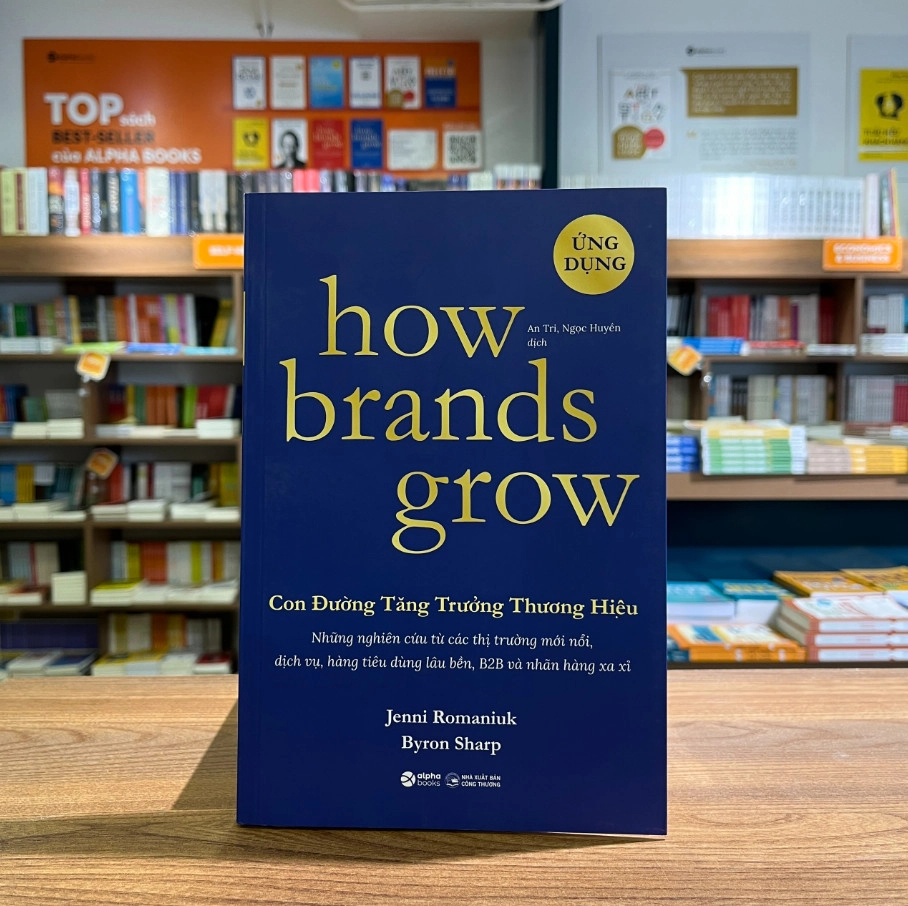 "How Brands Grow" phá vỡ nhiều quan niệm sai lầm phổ biến trong ngành marketing như việc tập trung vào khách hàng trung thành hay phân khúc thị trường quá chi tiết.