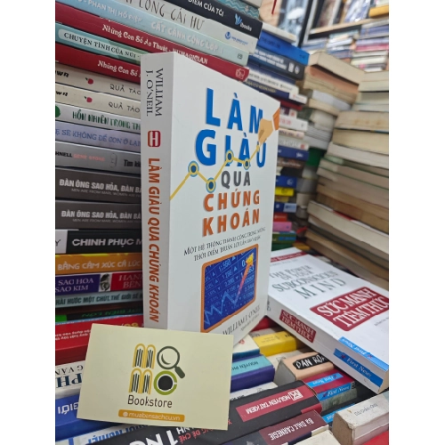 "Làm Giàu Qua Chứng Khoán" đặc biệt nhấn mạnh tầm quan trọng của việc duy trì kỷ luật và kiểm soát cảm xúc trong đầu tư.