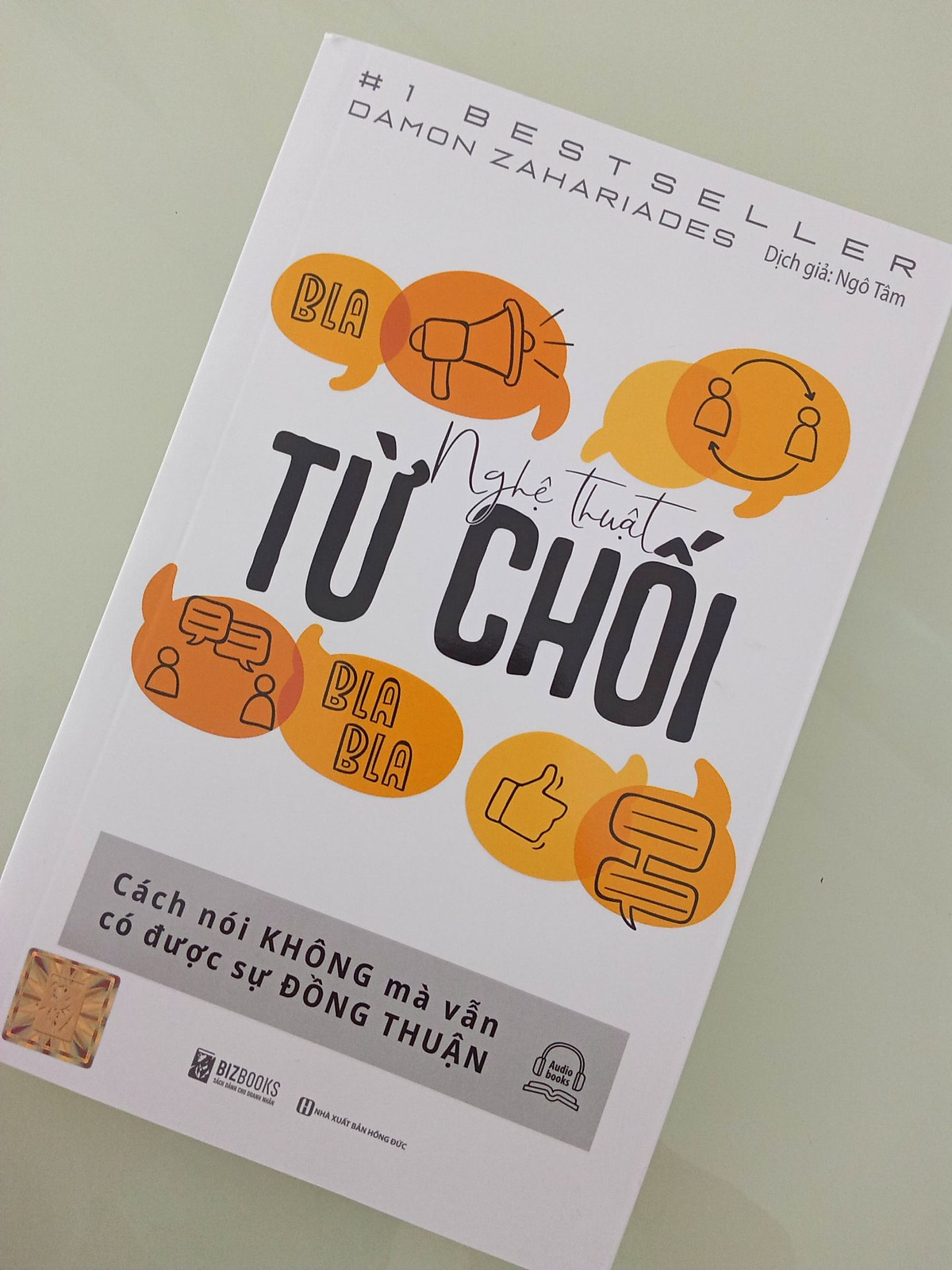 "Nghệ Thuật Từ Chối" chia sẻ những chiến lược và kỹ thuật giúp độc giả vượt qua nỗi sợ từ chối người khác, đồng thời giữ vững ranh giới cá nhân.