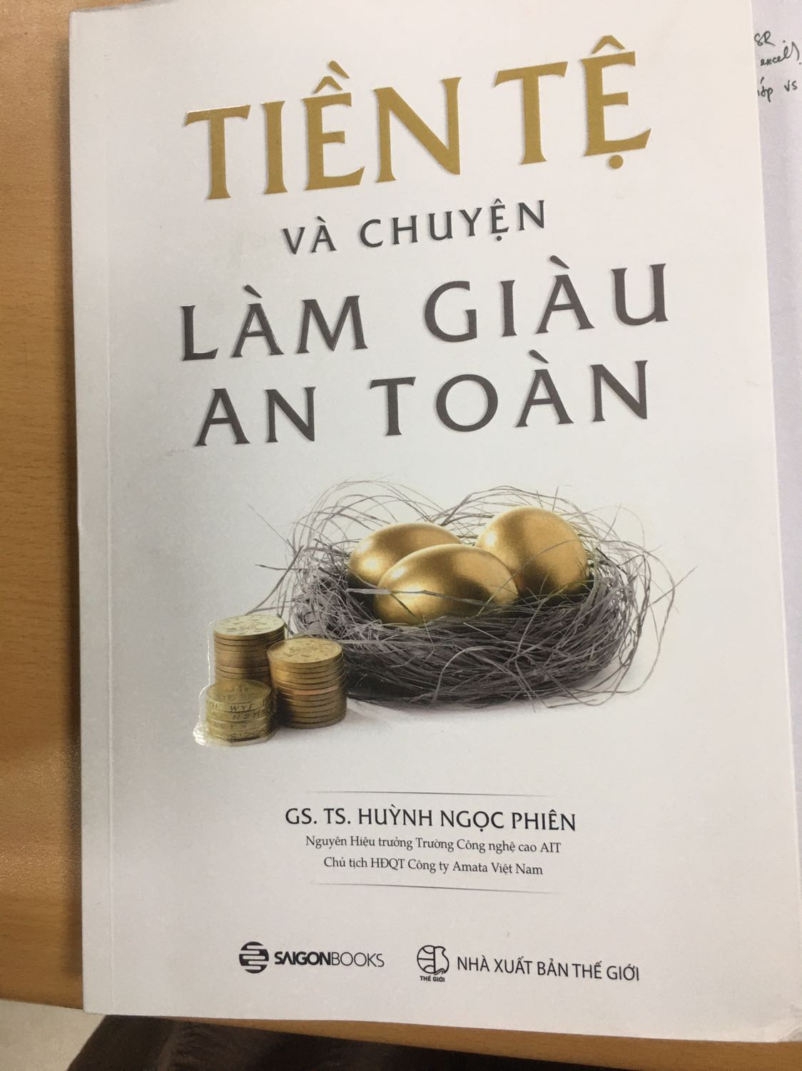 "Tiền Tệ Và Chuyện Làm Giàu An Toàn" nhấn mạnh tầm quan trọng của việc học hỏi liên tục và cập nhật kiến thức thường xuyên trong lĩnh vực tài chính