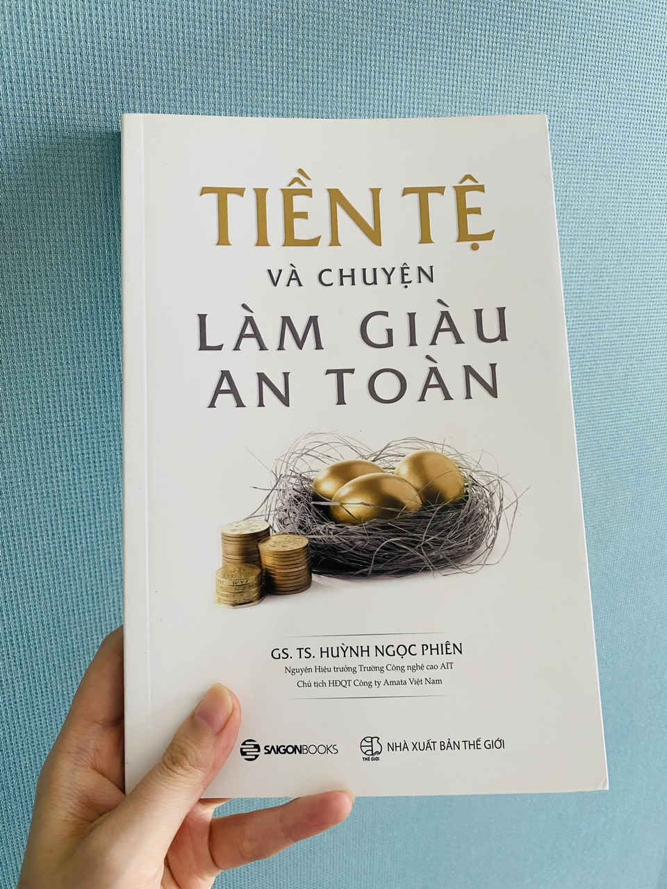 "Tiền Tệ Và Chuyện Làm Giàu An Toàn" không chỉ đơn thuần nói về cách kiếm tiền mà còn đi sâu vào bản chất của tiền tệ, các nguyên tắc quản lý tài chính và chiến lược đầu tư an toàn.