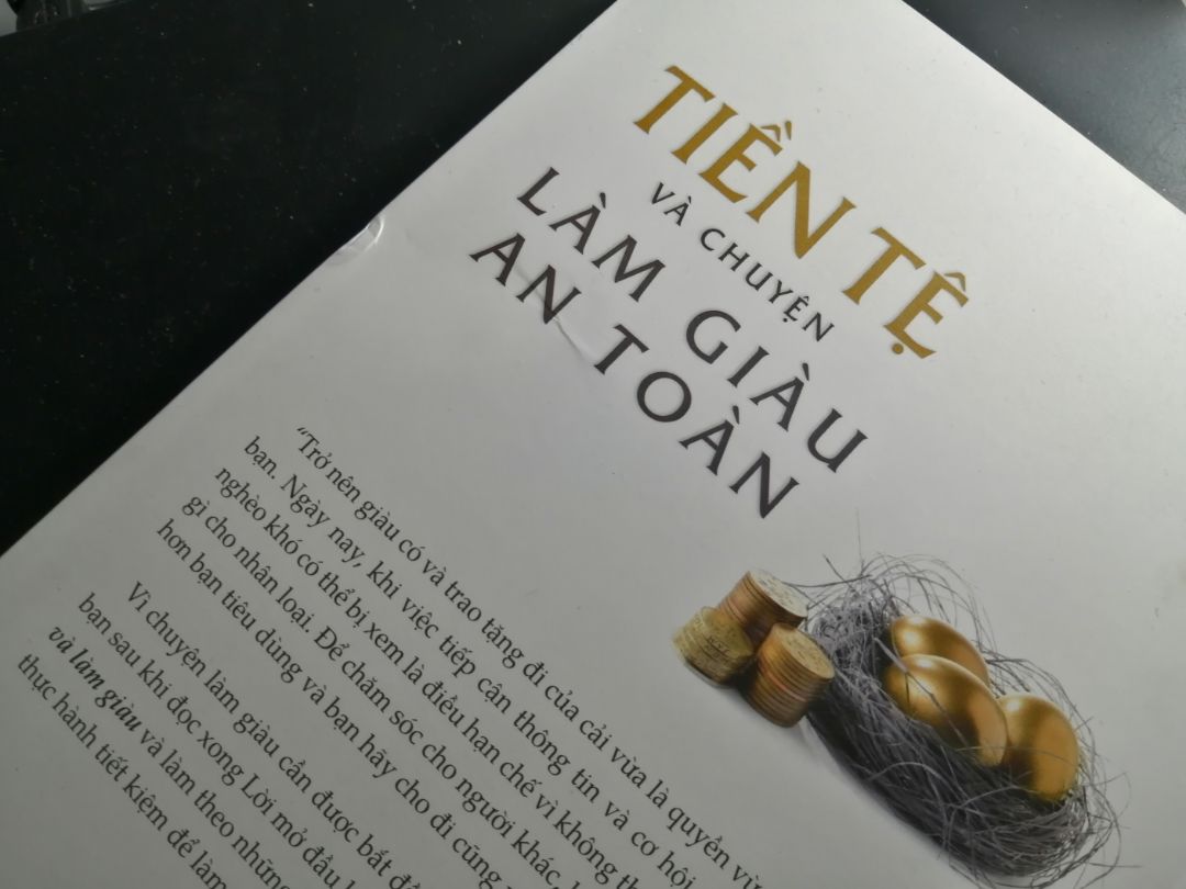 "Tiền Tệ Và Chuyện Làm Giàu An Toàn" đã khéo léo kết hợp giữa lý thuyết kinh tế học với những kinh nghiệm thực tế trong suốt nhiều năm làm việc trong lĩnh vực tài chính.